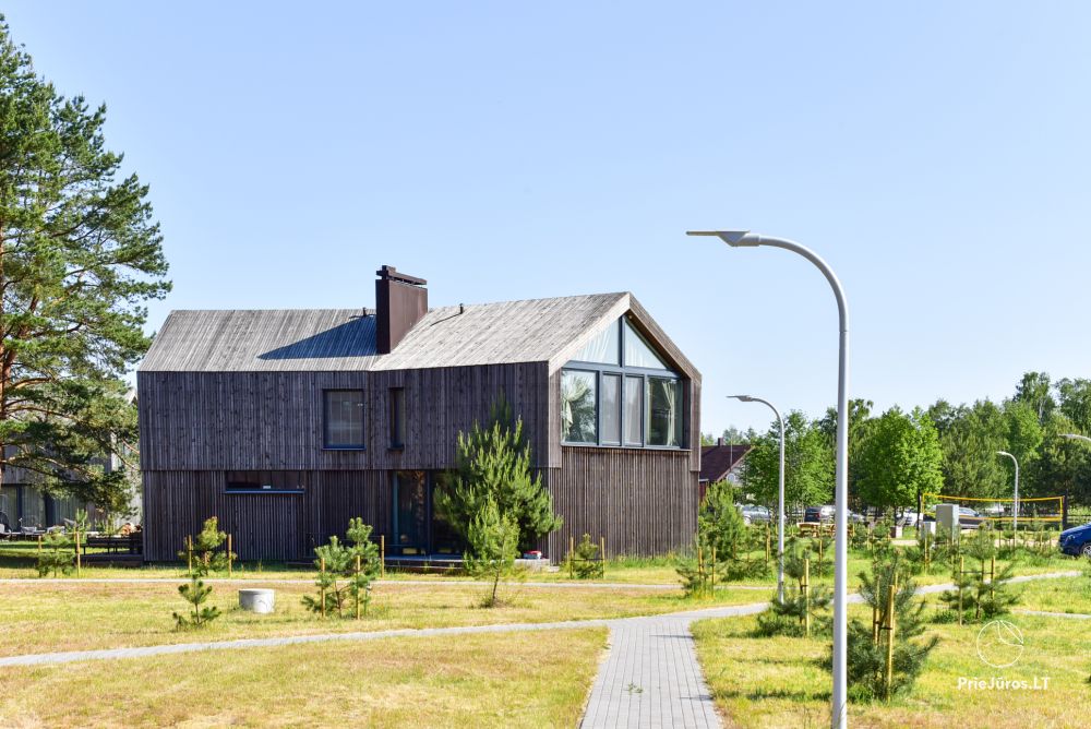 House for rent in a quiet environment right by the sea