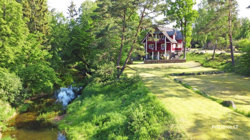 Farmstead durch den Fluss Sventoji Dalios dvarelis