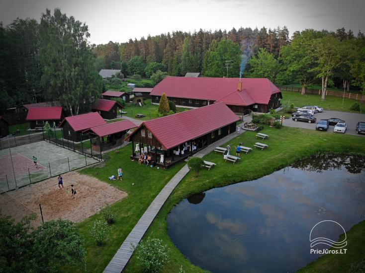 Dom goscinny Vecmuiza na Łotwie: małe domy, pokoje, sauny