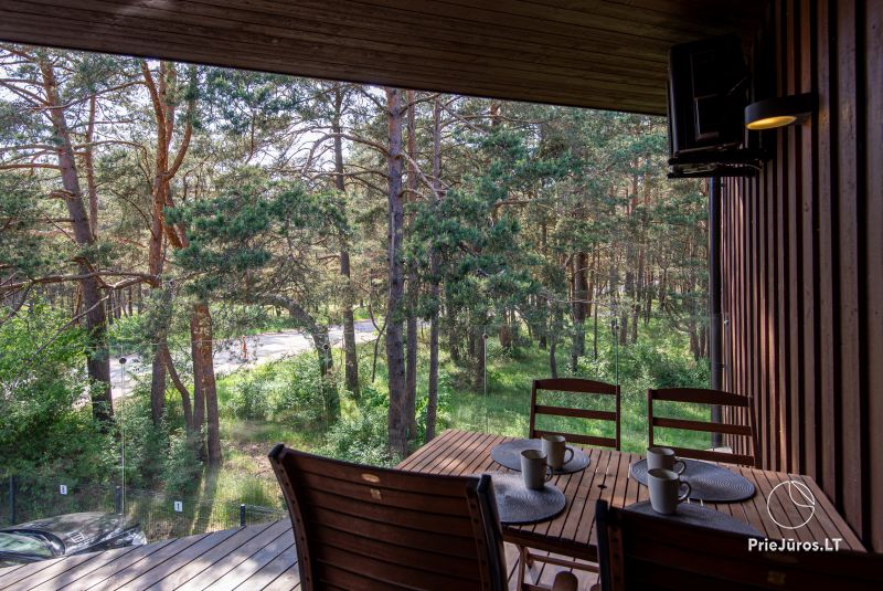 Apartamenty w Kunigiškiai. Taras z widokiem na las sosnowy, 200 m od morza